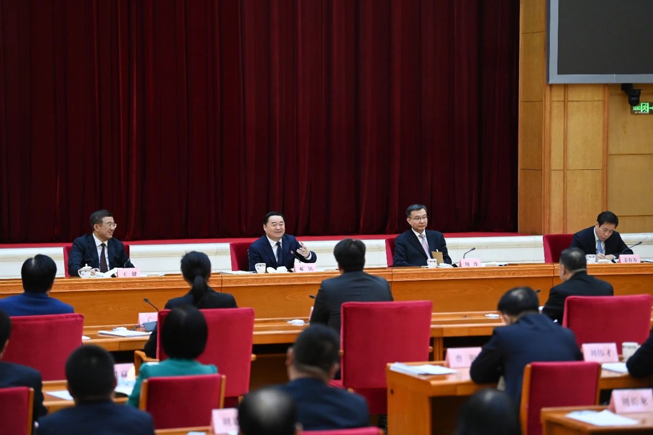郝鵬參加省政協(xié)十三屆三次會(huì)議界別聯(lián)組會(huì) 周波主持會(huì)議